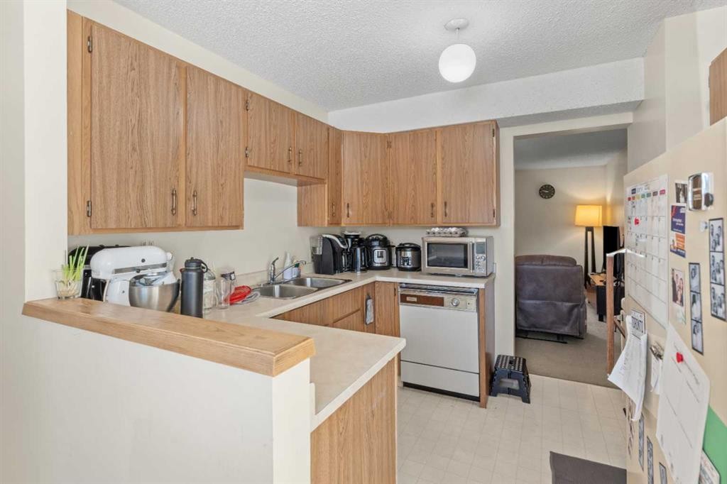 49 Range Gardens Nw, Calgary, AB - Indoor Photo Showing Kitchen With Double Sink