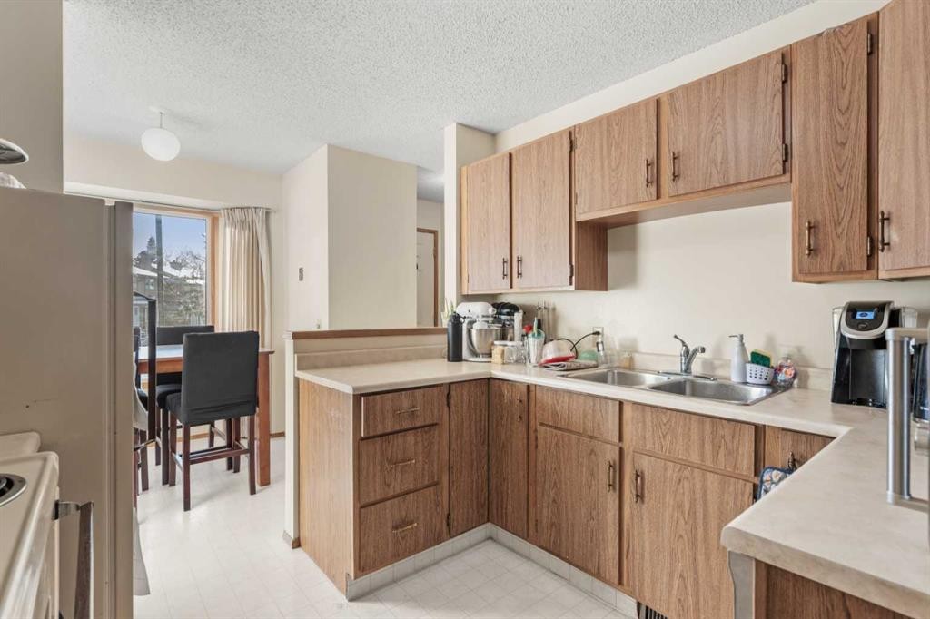 49 Range Gardens Nw, Calgary, AB - Indoor Photo Showing Kitchen With Double Sink