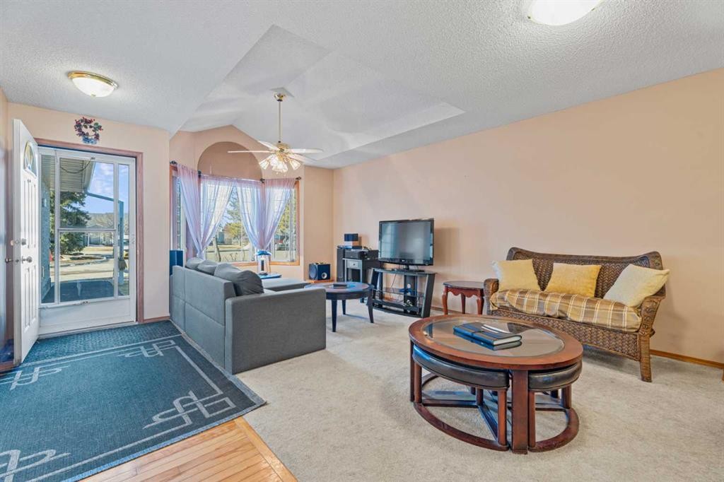 13 Park Ln Place, Strathmore, AB - Indoor Photo Showing Living Room