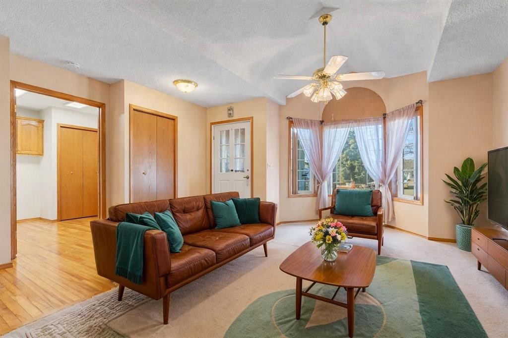 13 Park Ln Place, Strathmore, AB - Indoor Photo Showing Living Room