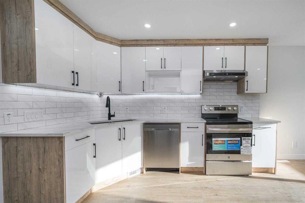 4249 Catalina Boulevard Ne, Calgary, AB - Indoor Photo Showing Kitchen