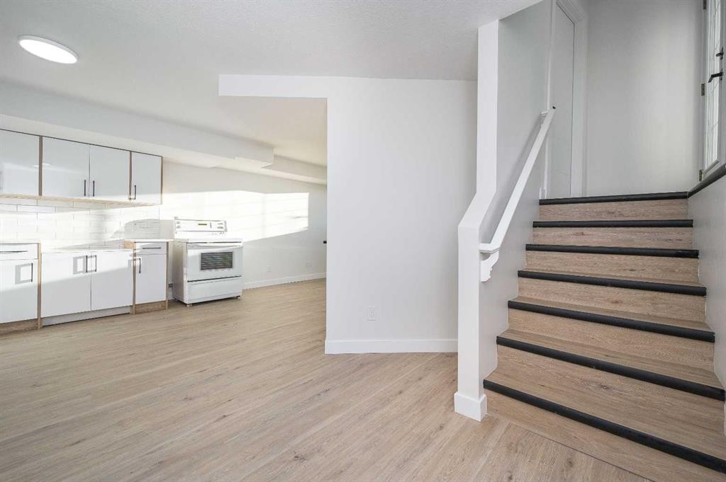 4249 Catalina Boulevard Ne, Calgary, AB - Indoor Photo Showing Kitchen