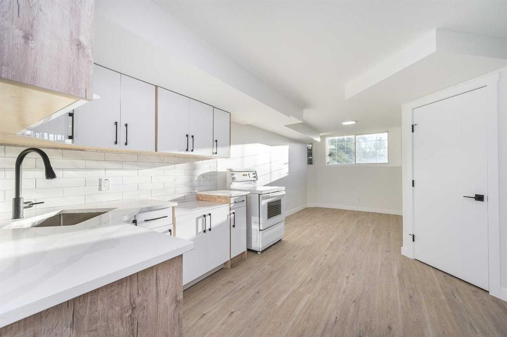 4249 Catalina Boulevard Ne, Calgary, AB - Indoor Photo Showing Kitchen