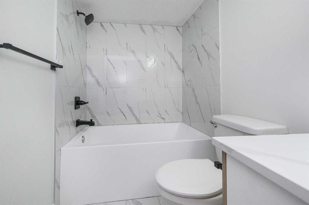 4249 Catalina Boulevard Ne, Calgary, AB - Indoor Photo Showing Other Room