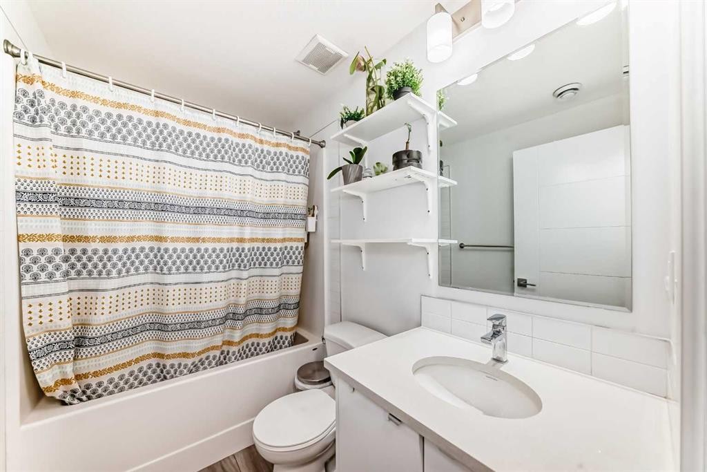 4697 Seton Drive Se, Calgary, AB - Indoor Photo Showing Bathroom