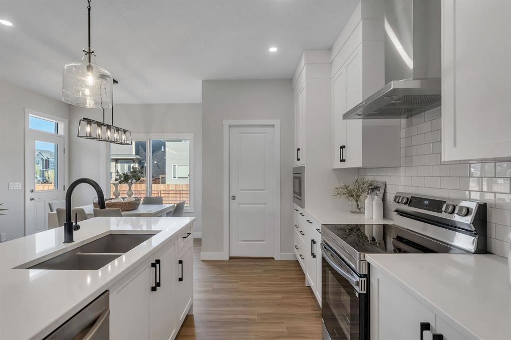 11 Fireside Common, Cochrane, AB - Indoor Photo Showing Kitchen With Stainless Steel Kitchen With Double Sink With Upgraded Kitchen