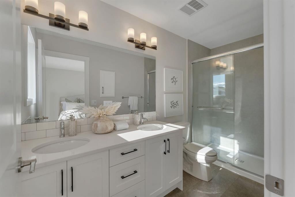 11 Fireside Common, Cochrane, AB - Indoor Photo Showing Bathroom
