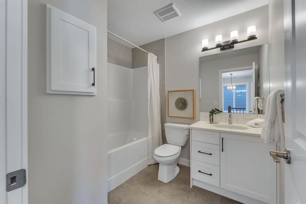 11 Fireside Common, Cochrane, AB - Indoor Photo Showing Bathroom