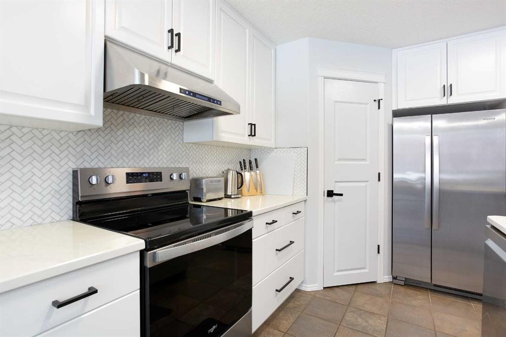 54 Springborough Point Sw, Calgary, AB - Indoor Photo Showing Kitchen
