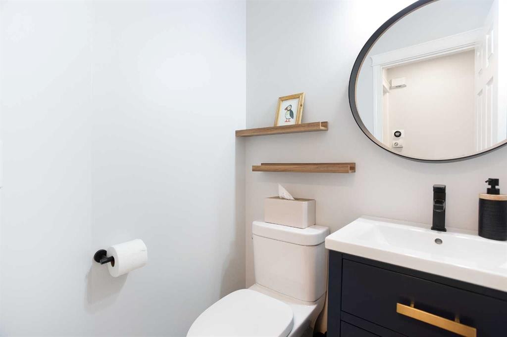 54 Springborough Point Sw, Calgary, AB - Indoor Photo Showing Bathroom