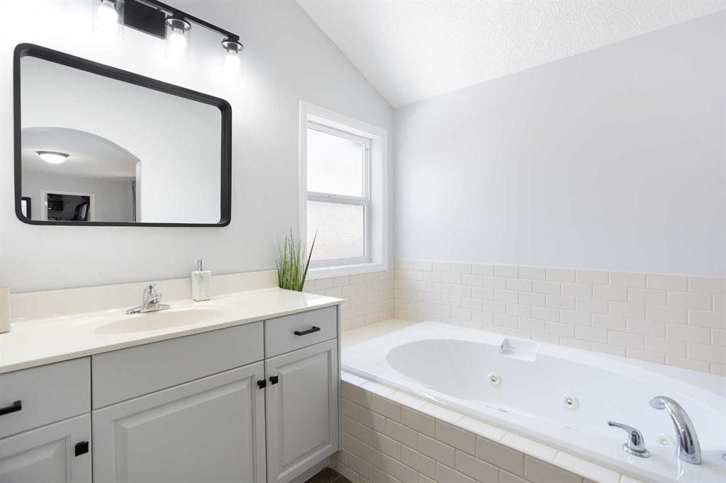 54 Springborough Point Sw, Calgary, AB - Indoor Photo Showing Bathroom