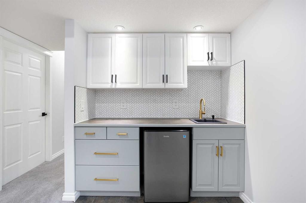 54 Springborough Point Sw, Calgary, AB - Indoor Photo Showing Kitchen