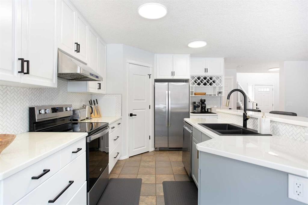 54 Springborough Point Sw, Calgary, AB - Indoor Photo Showing Kitchen With Double Sink With Upgraded Kitchen