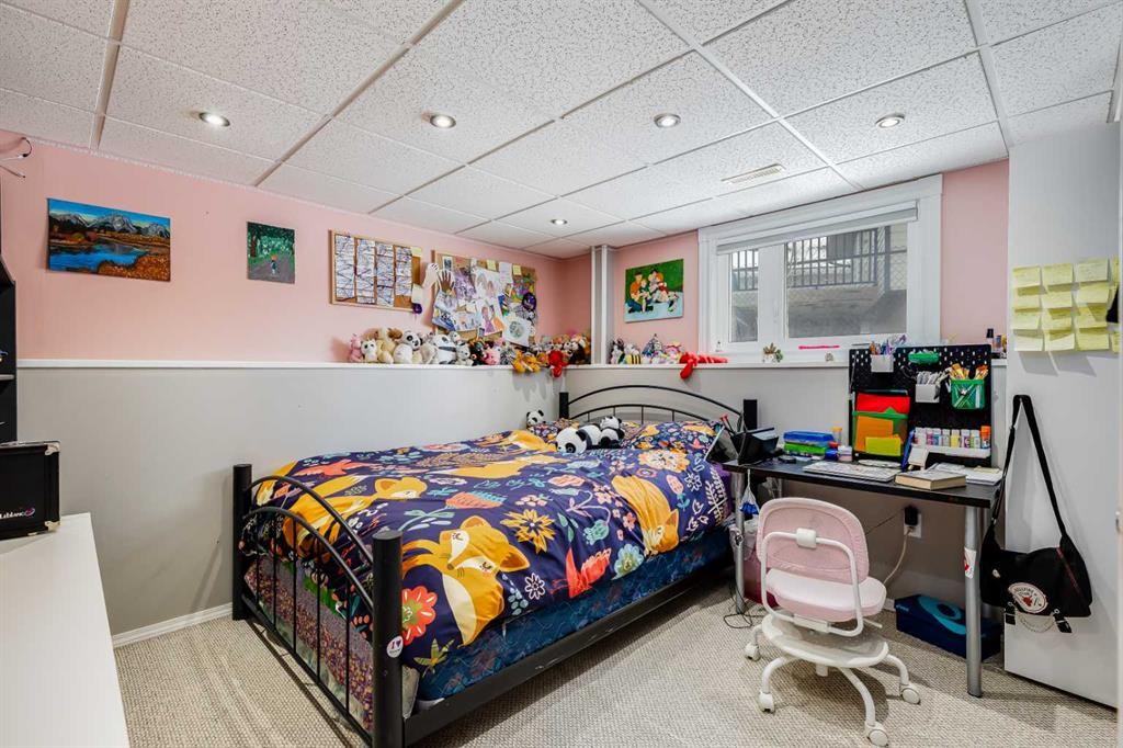 48 Hawthorn Way Ne, Olds, AB - Indoor Photo Showing Bedroom