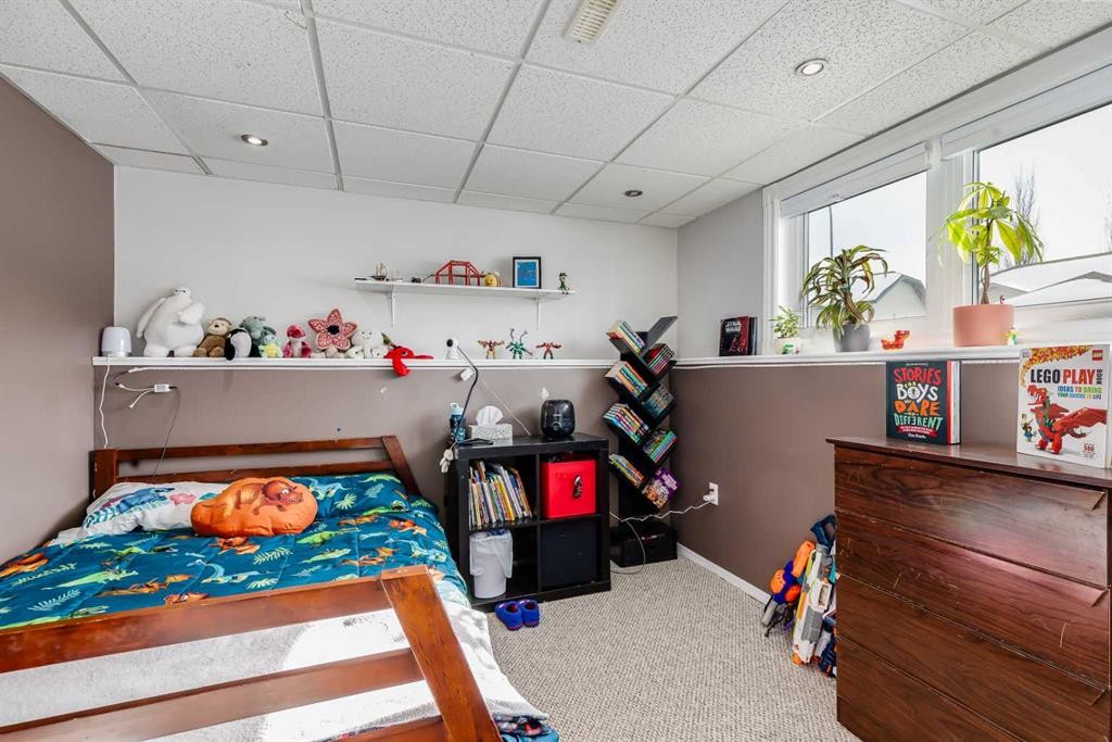 48 Hawthorn Way Ne, Olds, AB - Indoor Photo Showing Bedroom