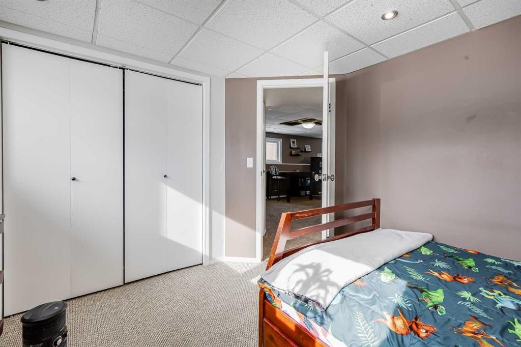 48 Hawthorn Way Ne, Olds, AB - Indoor Photo Showing Bedroom