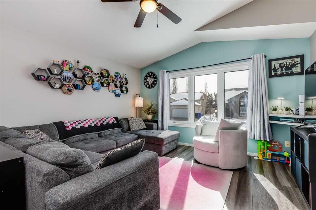 48 Hawthorn Way Ne, Olds, AB - Indoor Photo Showing Living Room