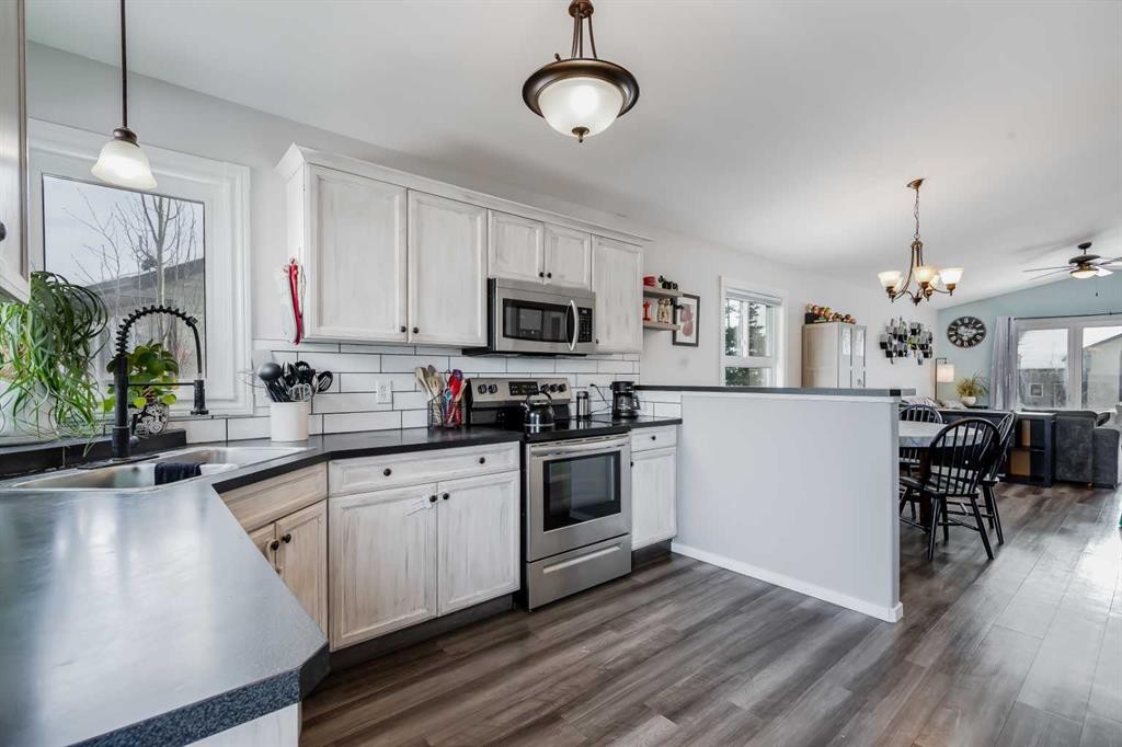 48 Hawthorn Way Ne, Olds, AB - Indoor Photo Showing Kitchen With Double Sink