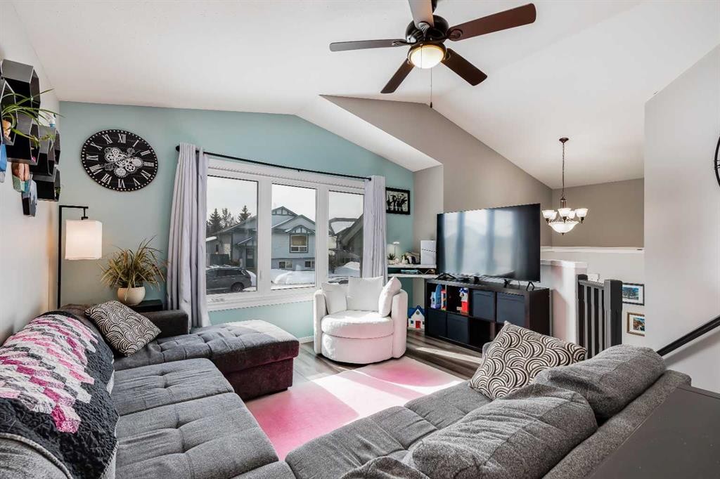 48 Hawthorn Way Ne, Olds, AB - Indoor Photo Showing Living Room