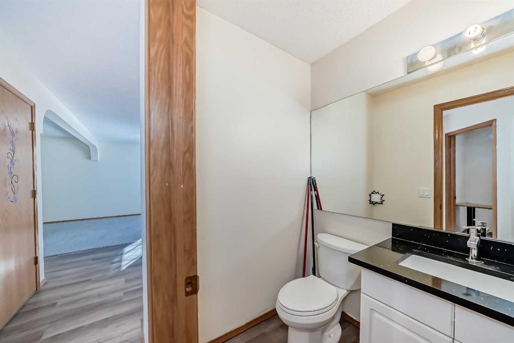 136 Citadel Crest Circle Nw, Calgary, AB - Indoor Photo Showing Bathroom