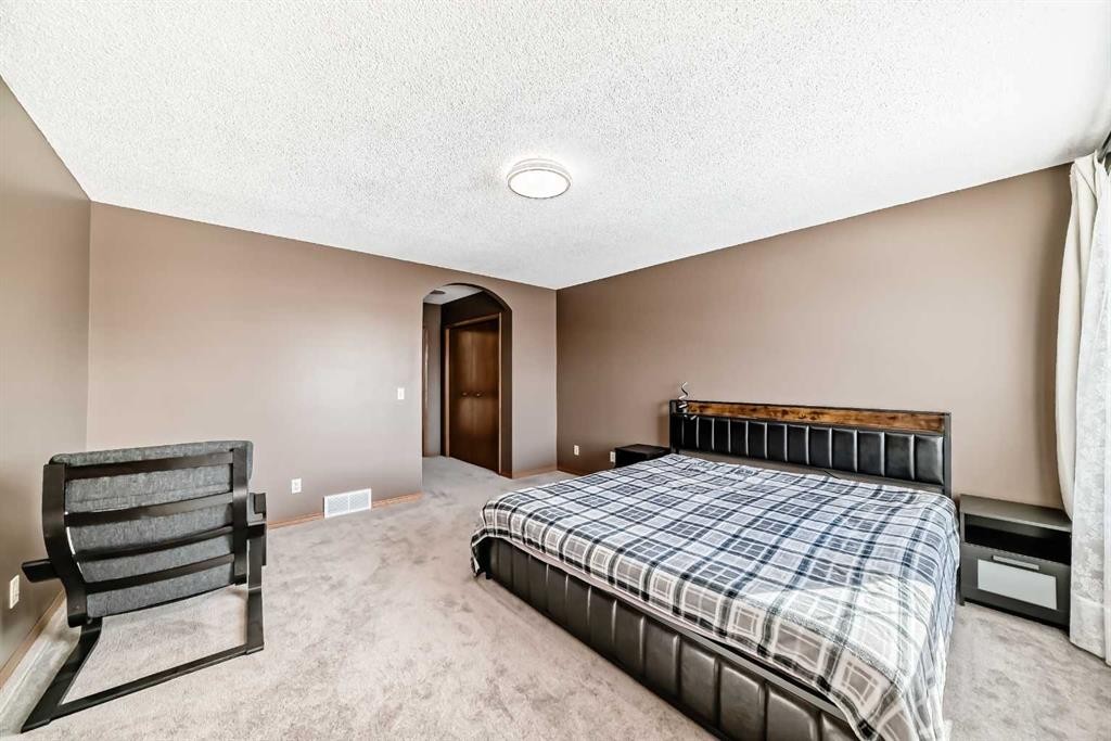 136 Citadel Crest Circle Nw, Calgary, AB - Indoor Photo Showing Bedroom