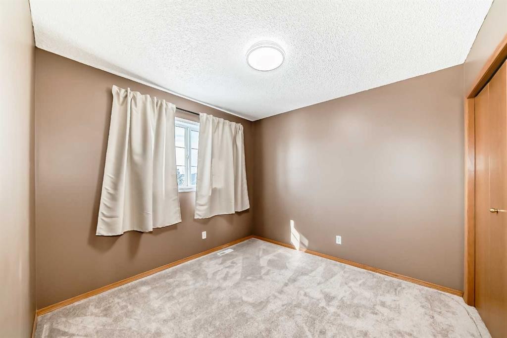 136 Citadel Crest Circle Nw, Calgary, AB - Indoor Photo Showing Other Room