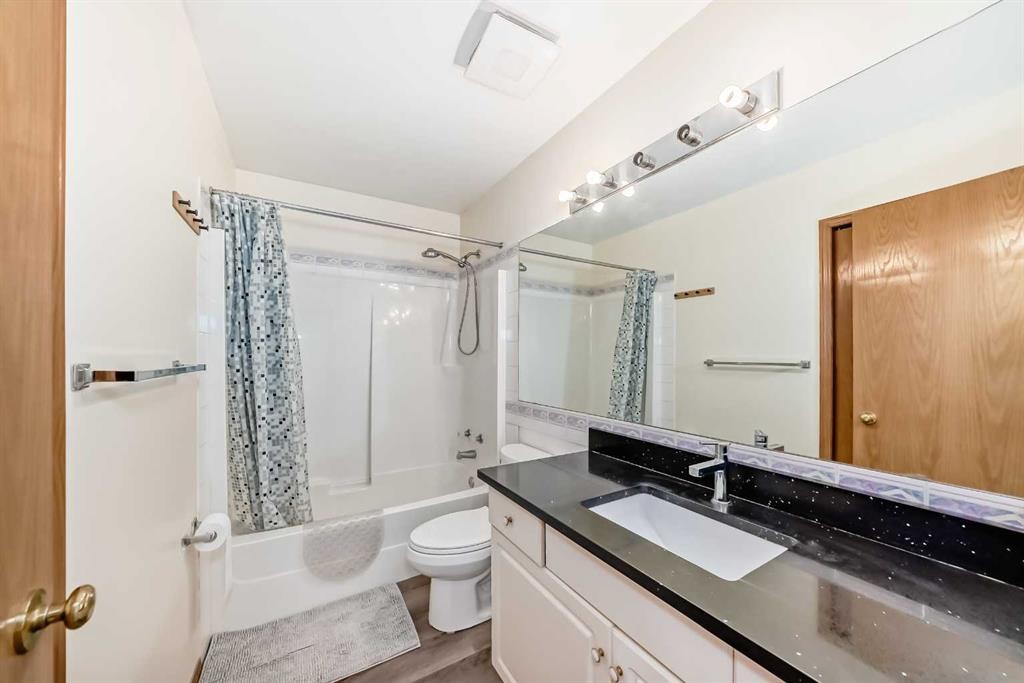 136 Citadel Crest Circle Nw, Calgary, AB - Indoor Photo Showing Bathroom
