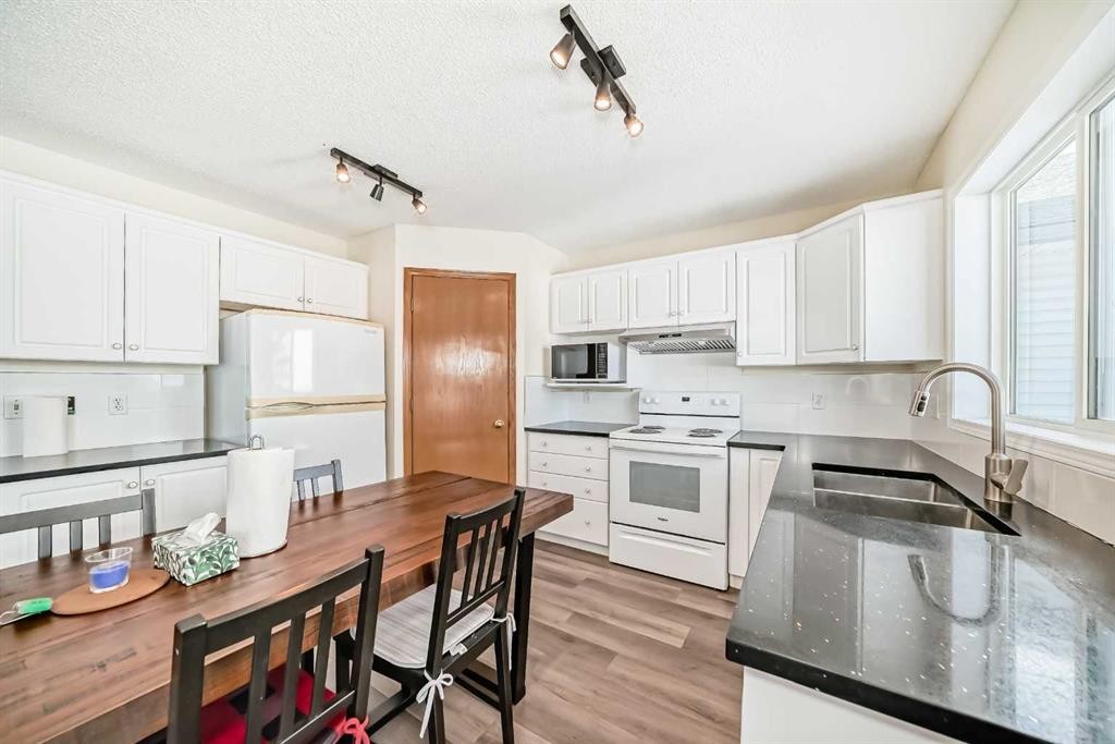 136 Citadel Crest Circle Nw, Calgary, AB - Indoor Photo Showing Kitchen