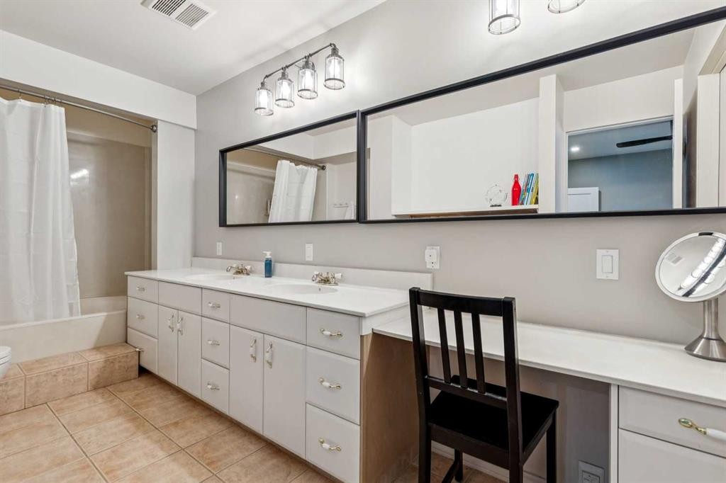 228 Crescent Road Nw, Calgary, AB - Indoor Photo Showing Bathroom