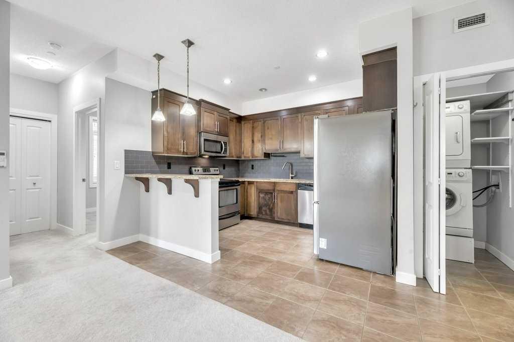 102-1005B Westmount Drive, Strathmore, AB - Indoor Photo Showing Kitchen