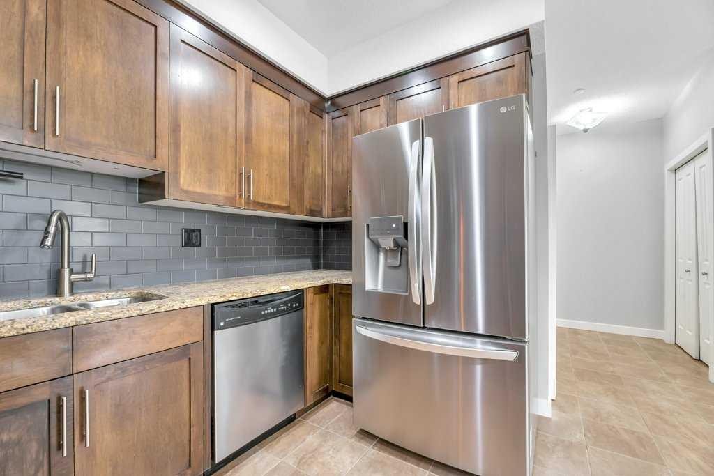 102-1005B Westmount Drive, Strathmore, AB - Indoor Photo Showing Kitchen With Stainless Steel Kitchen