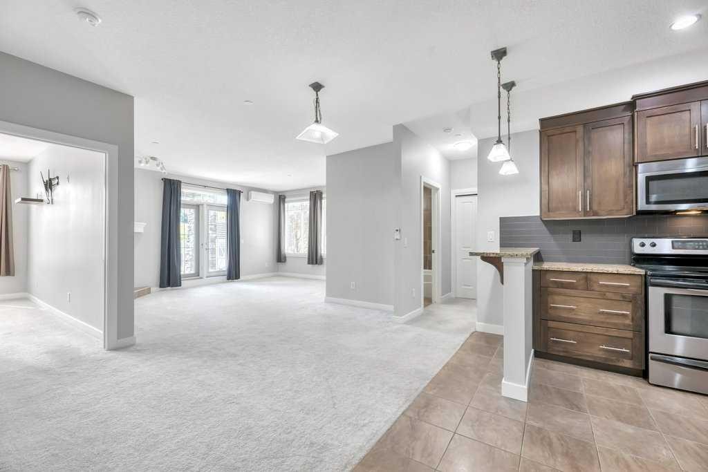 102-1005B Westmount Drive, Strathmore, AB - Indoor Photo Showing Kitchen With Stainless Steel Kitchen
