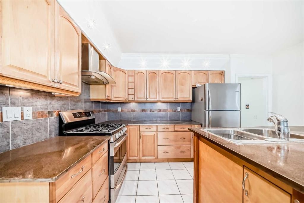 820 9A Street Ne, Calgary, AB - Indoor Photo Showing Kitchen With Double Sink