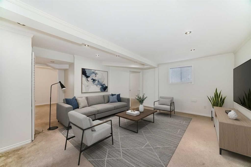 820 9A Street Ne, Calgary, AB - Indoor Photo Showing Other Room