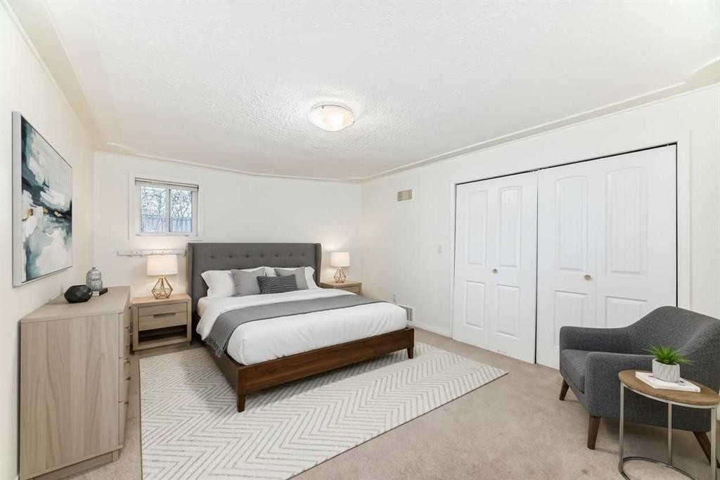 820 9A Street Ne, Calgary, AB - Indoor Photo Showing Bedroom