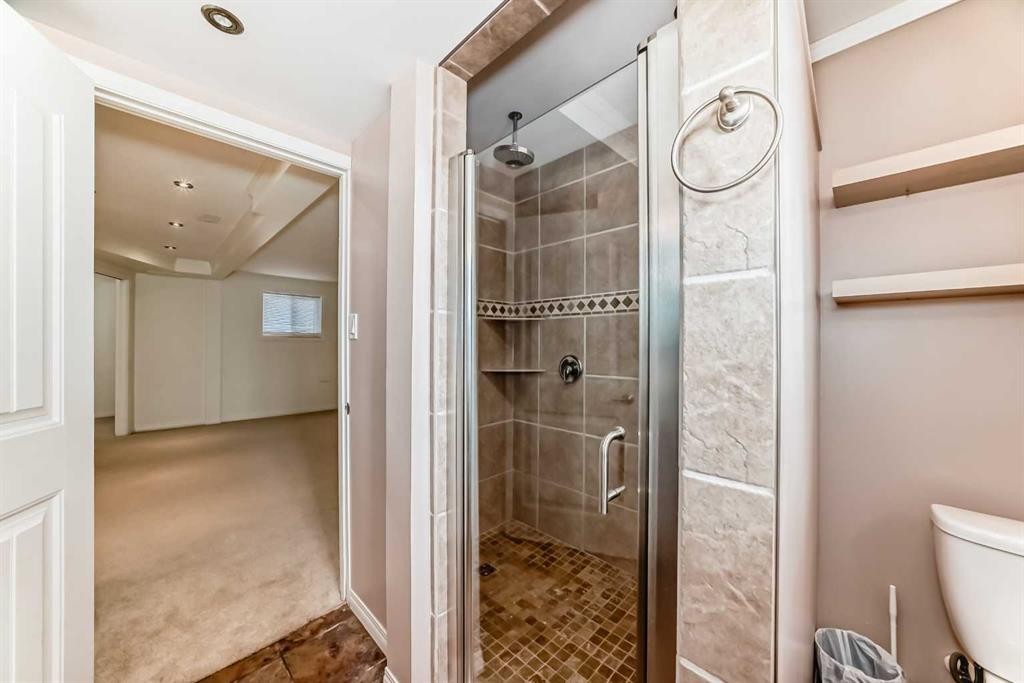 820 9A Street Ne, Calgary, AB - Indoor Photo Showing Bathroom