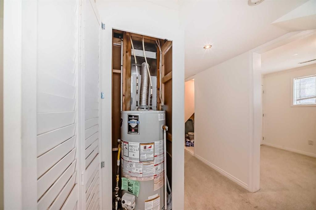 820 9A Street Ne, Calgary, AB - Indoor Photo Showing Other Room