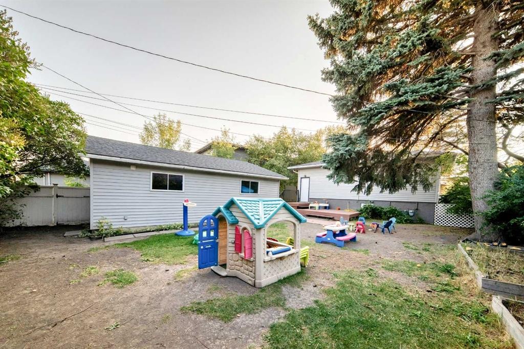 820 9A Street Ne, Calgary, AB - Outdoor