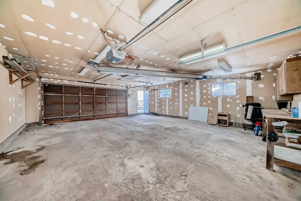 820 9A Street Ne, Calgary, AB - Indoor Photo Showing Garage