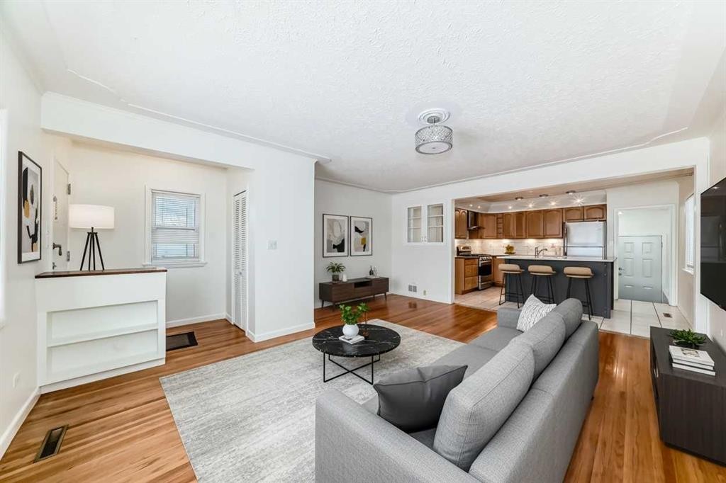 820 9A Street Ne, Calgary, AB - Indoor Photo Showing Living Room