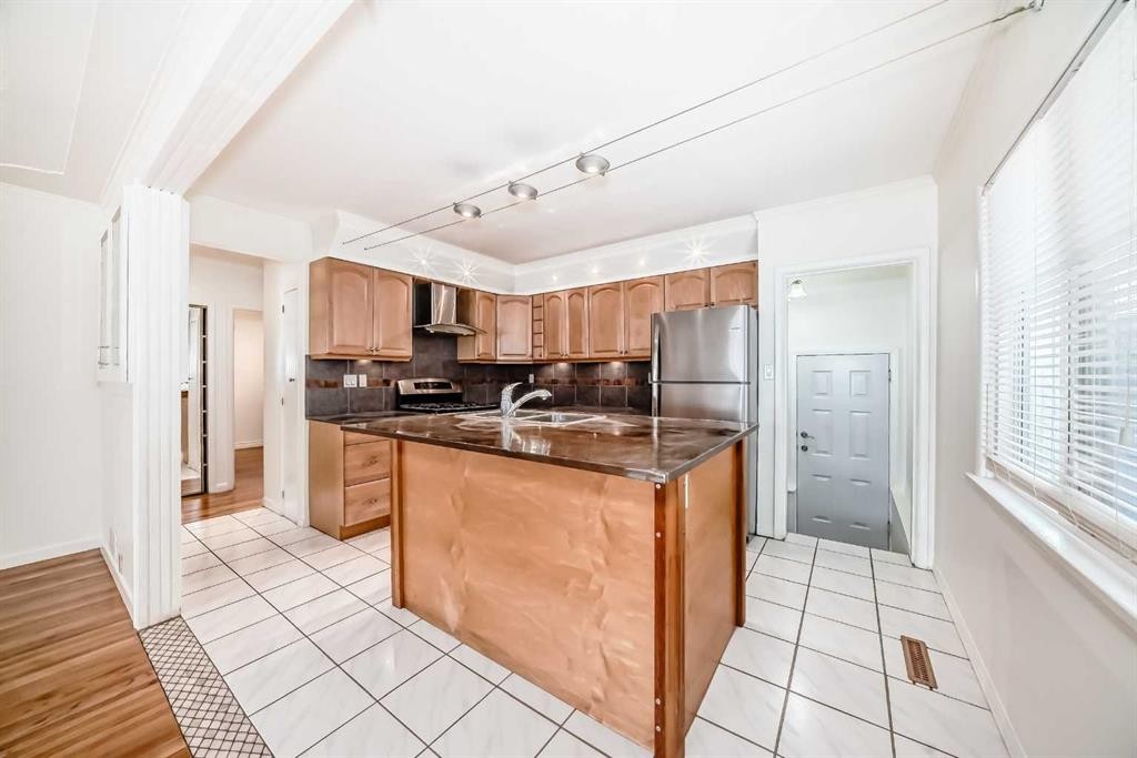 820 9A Street Ne, Calgary, AB - Indoor Photo Showing Kitchen With Double Sink
