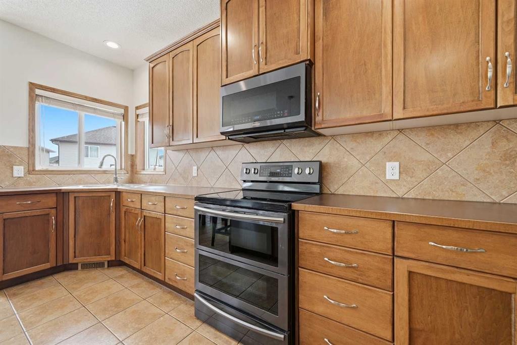 125 Panamount Heath Nw, Calgary, AB - Indoor Photo Showing Kitchen