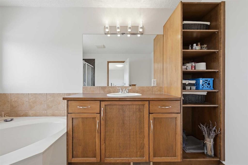 125 Panamount Heath Nw, Calgary, AB - Indoor Photo Showing Bathroom
