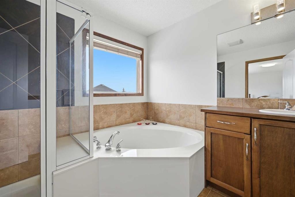 125 Panamount Heath Nw, Calgary, AB - Indoor Photo Showing Bathroom