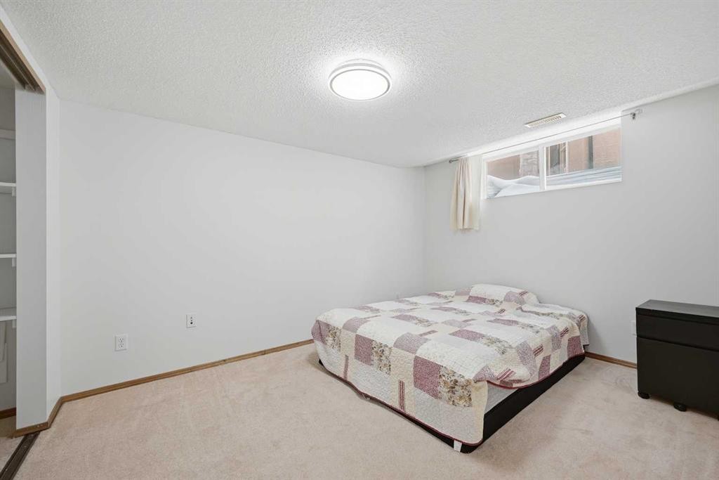 125 Panamount Heath Nw, Calgary, AB - Indoor Photo Showing Bedroom