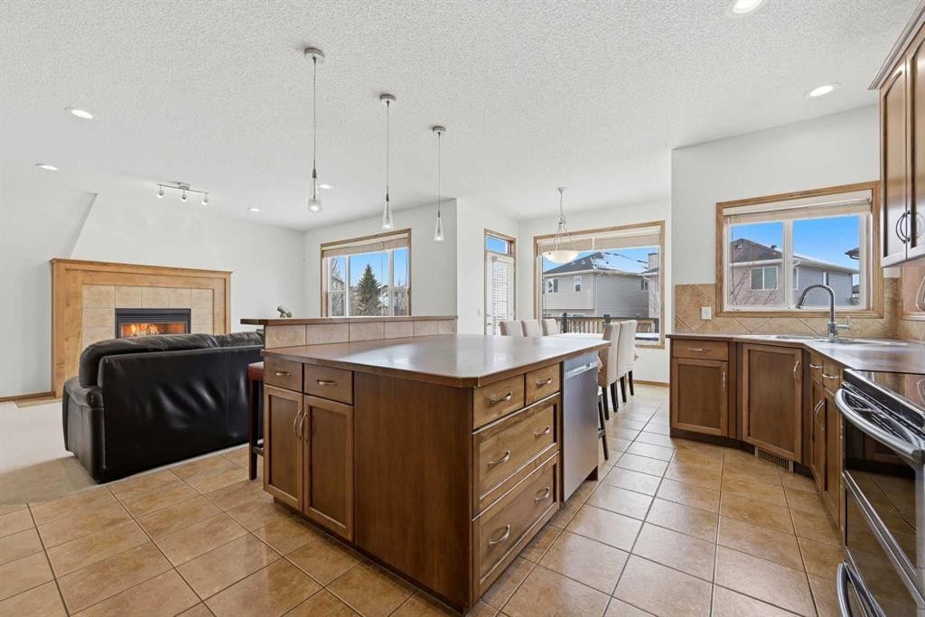 125 Panamount Heath Nw, Calgary, AB - Indoor Photo Showing Kitchen