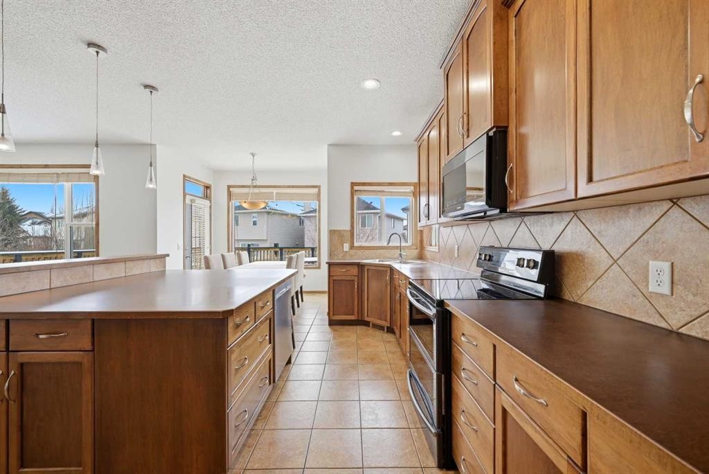 125 Panamount Heath Nw, Calgary, AB - Indoor Photo Showing Kitchen