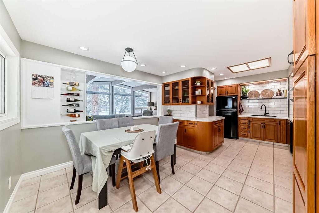 8043 Elbow Drive Sw, Calgary, AB - Indoor Photo Showing Dining Room