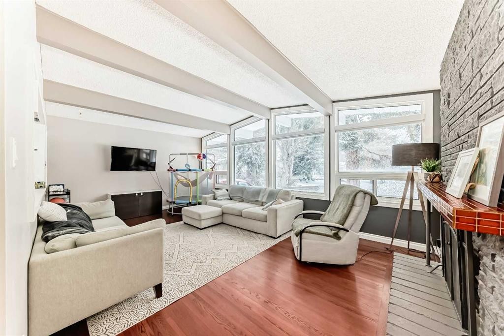 8043 Elbow Drive Sw, Calgary, AB - Indoor Photo Showing Living Room