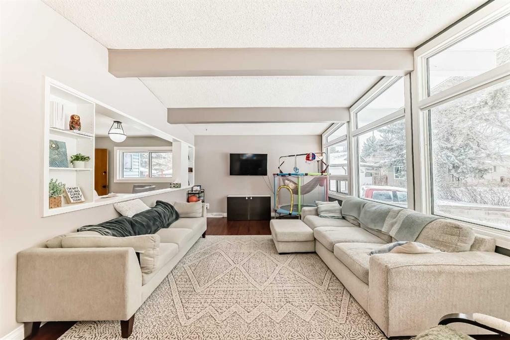 8043 Elbow Drive Sw, Calgary, AB - Indoor Photo Showing Living Room